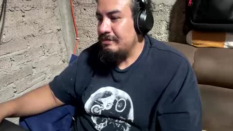 Snapshot of skinhell chatting on October 17, 2025, 4:26 am Elias online show from October 17, 2025, 4:26 am