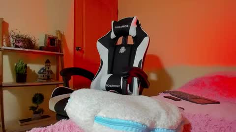 Snapshot of skinny18_and_boyfriend chatting on January 6, 2025, 5:38 pm Your Queen Esthefi online show from January 6, 2025, 5:38 pm