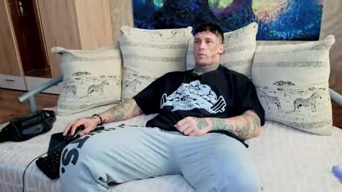 skirlingod online show from September 14, 2025, 4:44 am