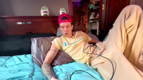 Snapshot of skittles933 chatting on February 19, 2025, 6:32 pm Skittles online show from February 19, 2025, 6:32 pm