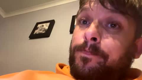 skuzzy25 online show from October 4, 2025, 5:49 am