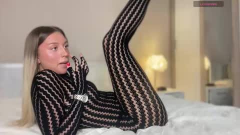 Snapshot of skyffi chatting on November 19, 2025, 4:18 pm GARRY AND SOPHIA online show from November 19, 2025, 4:18 pm