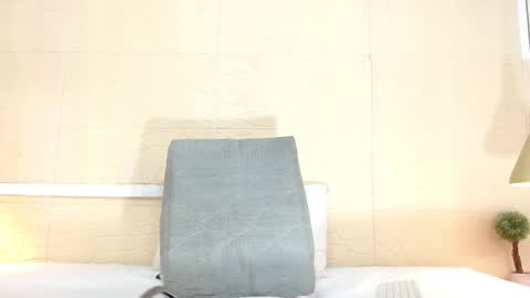 slim_chocobar18 online show from January 13, 2025, 2:21 pm