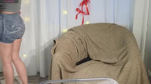 Emilia online show from December 19, 2025, 12:12 pm