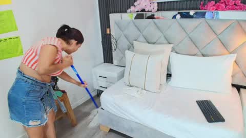 Snapshot of slut_milf_ chatting on April 15, 2026, 8:43 am slut_milf_ online show from April 15, 2026, 8:43 am