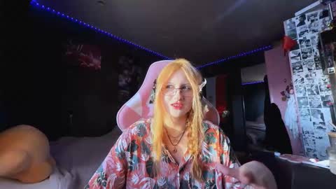 Snapshot of slyviabuffum chatting on October 19, 2025, 2:01 am Diana online show from October 19, 2025, 2:01 am