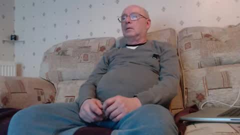 Snapshot of smallsteve562 chatting on December 21, 2025, 7:43 pm Steve online show from December 21, 2025, 7:43 pm