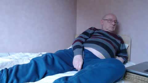 Snapshot of smallsteve562 chatting on February 12, 2026, 12:44 pm Steve online show from February 12, 2026, 12:44 pm