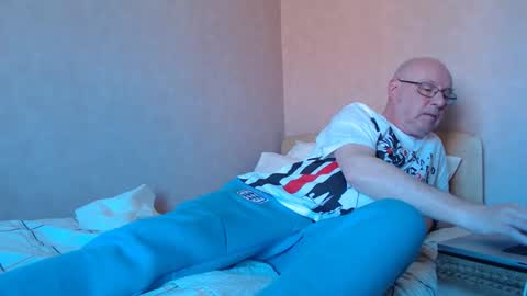 Snapshot of smallsteve562 chatting on April 23, 2026, 1:35 pm Steve online show from April 23, 2026, 1:35 pm