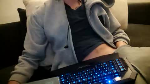 Snapshot of smokeandwatching chatting on December 8, 2024, 12:18 am Smokeandwatching online show from December 8, 2024, 12:18 am