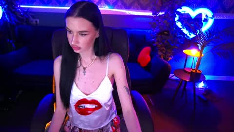 snow_whiteeex online show from February 2, 2025, 10:49 pm