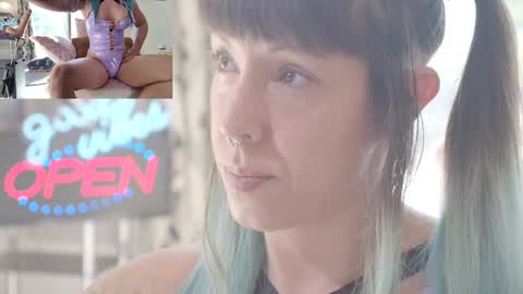 Sofi Mora online show from November 3, 2025, 2:40 pm