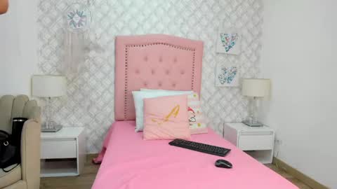 sofia_martinez9 online show from May 15, 2026, 7:21 pm
