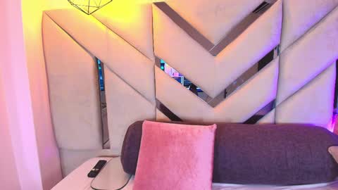 Snapshot of sofia_pamela_ chatting on June 1, 2026, 7:04 pm online show from June 1, 2026, 7:04 pm