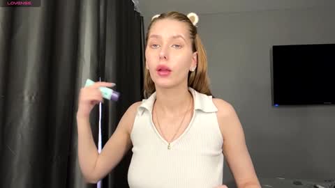 Hi My name is Sofia Welcome to my room Please thumbs up - its important online show from January 12, 2026, 9:14 am