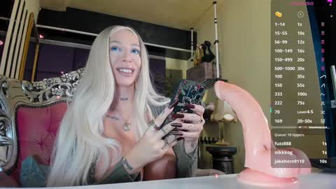 Snapshot of sofiequeen_ chatting on November 28, 2025, 6:05 am IG bar bieroyal online show from November 28, 2025, 6:05 am