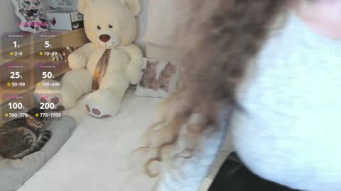 Mia online show from December 3, 2024, 7:44 pm