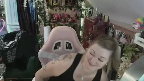 solesticia online show from February 5, 2025, 10:22 pm