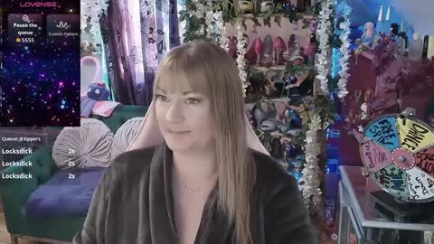 solesticia online show from September 17, 2025, 3:57 pm