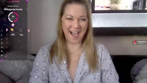 solesticia online show from November 10, 2025, 4:06 pm