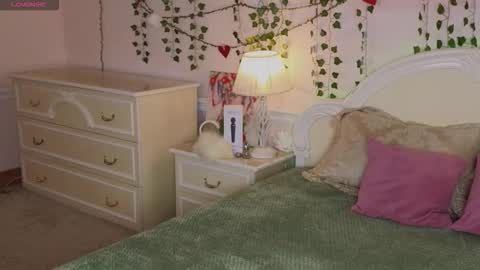 Sonia Meow online show from September 15, 2025, 6:02 am