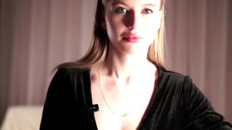 Snapshot of soomento chatting on December 16, 2025, 2:22 pm Mona Wice online show from December 16, 2025, 2:22 pm