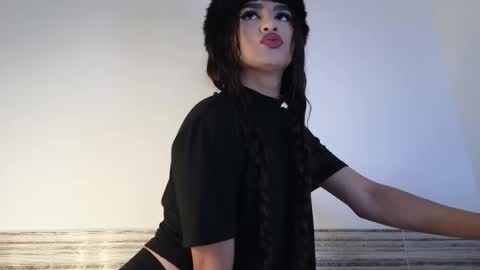 Sophia online show from December 2, 2025, 9:32 pm