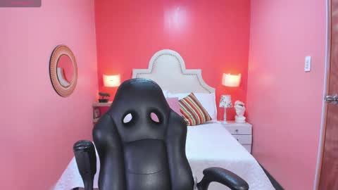 S O P H I E  online show from October 22, 2025, 8:52 pm