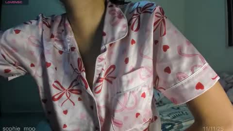 Snapshot of sophie_moo chatting on November 12, 2025, 11:25 pm Sophie online show from November 12, 2025, 11:25 pm
