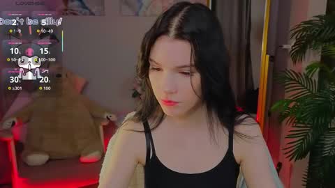 sophie_nomenal_ online show from October 13, 2025, 1:44 pm
