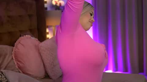 Snapshot of sophieboobsx chatting on May 16, 2026, 5:26 am Sophie online show from May 16, 2026, 5:26 am