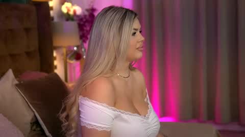 Snapshot of sophieboobsx chatting on May 30, 2026, 6:10 am Sophie online show from May 30, 2026, 6:10 am