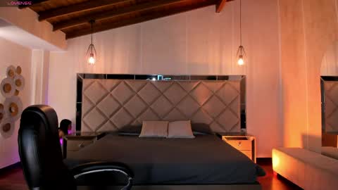 Sophie Houston online show from April 20, 2026, 4:04 am