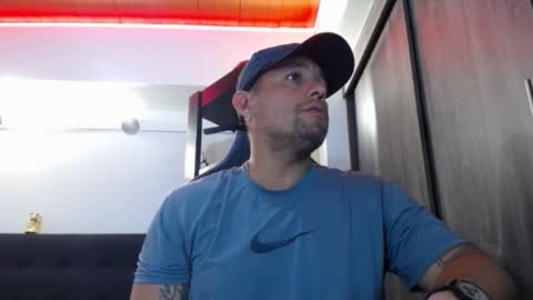 Snapshot of spartacus_cam chatting on February 18, 2026, 5:03 am online show from February 18, 2026, 5:03 am