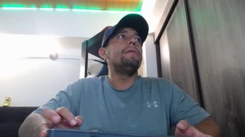 Snapshot of spartacus_cam chatting on February 25, 2026, 5:17 am online show from February 25, 2026, 5:17 am