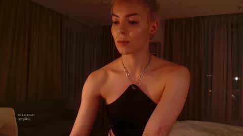 Elizabeth online show from September 19, 2025, 3:56 pm