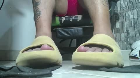 Snapshot of srfindomfeet_ chatting on November 27, 2025, 7:32 am sr master cum its my old account online show from November 27, 2025, 7:32 am