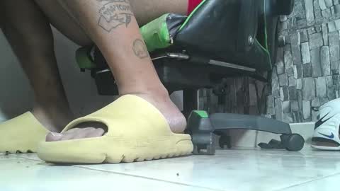 Snapshot of srfindomfeet_ chatting on November 30, 2025, 4:00 pm sr master cum its my old account online show from November 30, 2025, 4:00 pm