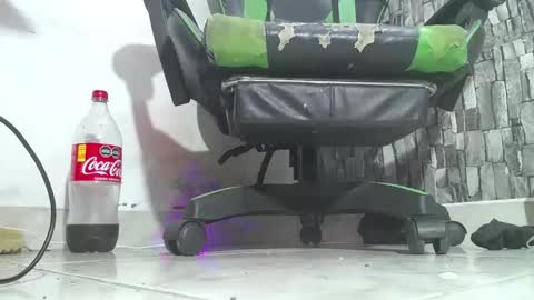 Snapshot of srfindomfeet_ chatting on December 4, 2025, 7:33 pm sr master cum its my old account online show from December 4, 2025, 7:33 pm