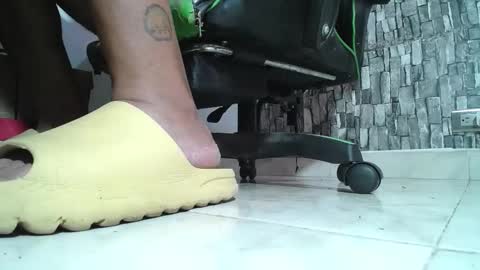 Snapshot of srfindomfeet_ chatting on March 26, 2026, 4:01 pm sr master cum its my old account online show from March 26, 2026, 4:01 pm