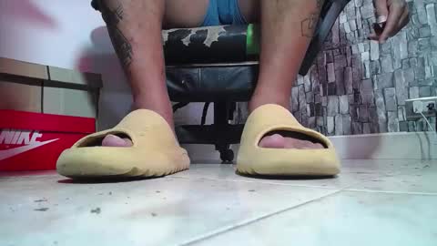 Snapshot of srfindomfeet_ chatting on March 29, 2026, 3:01 pm sr master cum its my old account online show from March 29, 2026, 3:01 pm
