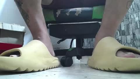 Snapshot of srfindomfeet_ chatting on April 2, 2026, 2:20 am sr master cum its my old account online show from April 2, 2026, 2:20 am