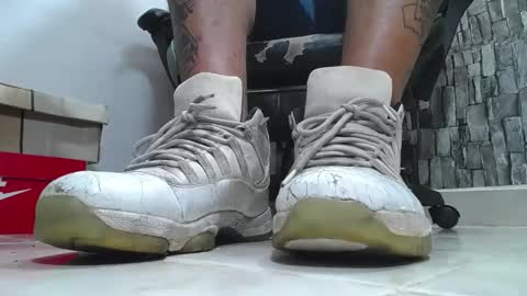 Snapshot of srfindomfeet_ chatting on April 7, 2026, 12:33 am sr master cum its my old account online show from April 7, 2026, 12:33 am