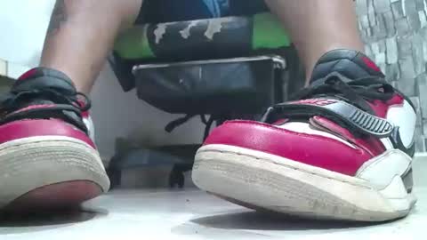 Snapshot of srfindomfeet_ chatting on April 7, 2026, 6:52 pm sr master cum its my old account online show from April 7, 2026, 6:52 pm