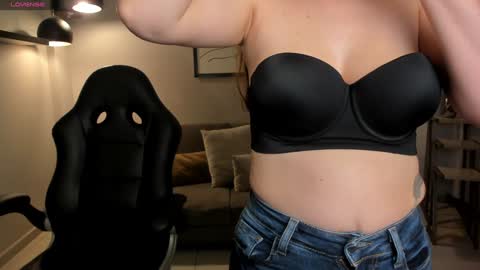 Snapshot of staceywood_ chatting on December 29, 2024, 11:18 am Stacy Woods online show from December 29, 2024, 11:18 am