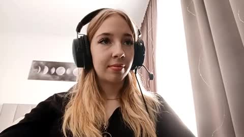 Mila online show from February 15, 2026, 7:51 am