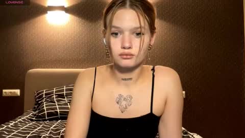 starlitsiren online show from March 12, 2026, 8:37 pm