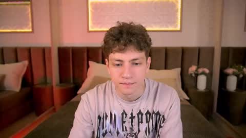 Snapshot of stefanbev chatting on February 19, 2026, 7:32 pm Esrefan online show from February 19, 2026, 7:32 pm