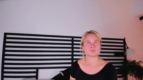 Snapshot of stefannny_ chatting on February 4, 2025, 6:27 pm Stefanny online show from February 4, 2025, 6:27 pm