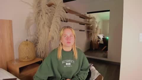 Snapshot of stefannny_ chatting on March 8, 2025, 12:30 pm Stefanny online show from March 8, 2025, 12:30 pm